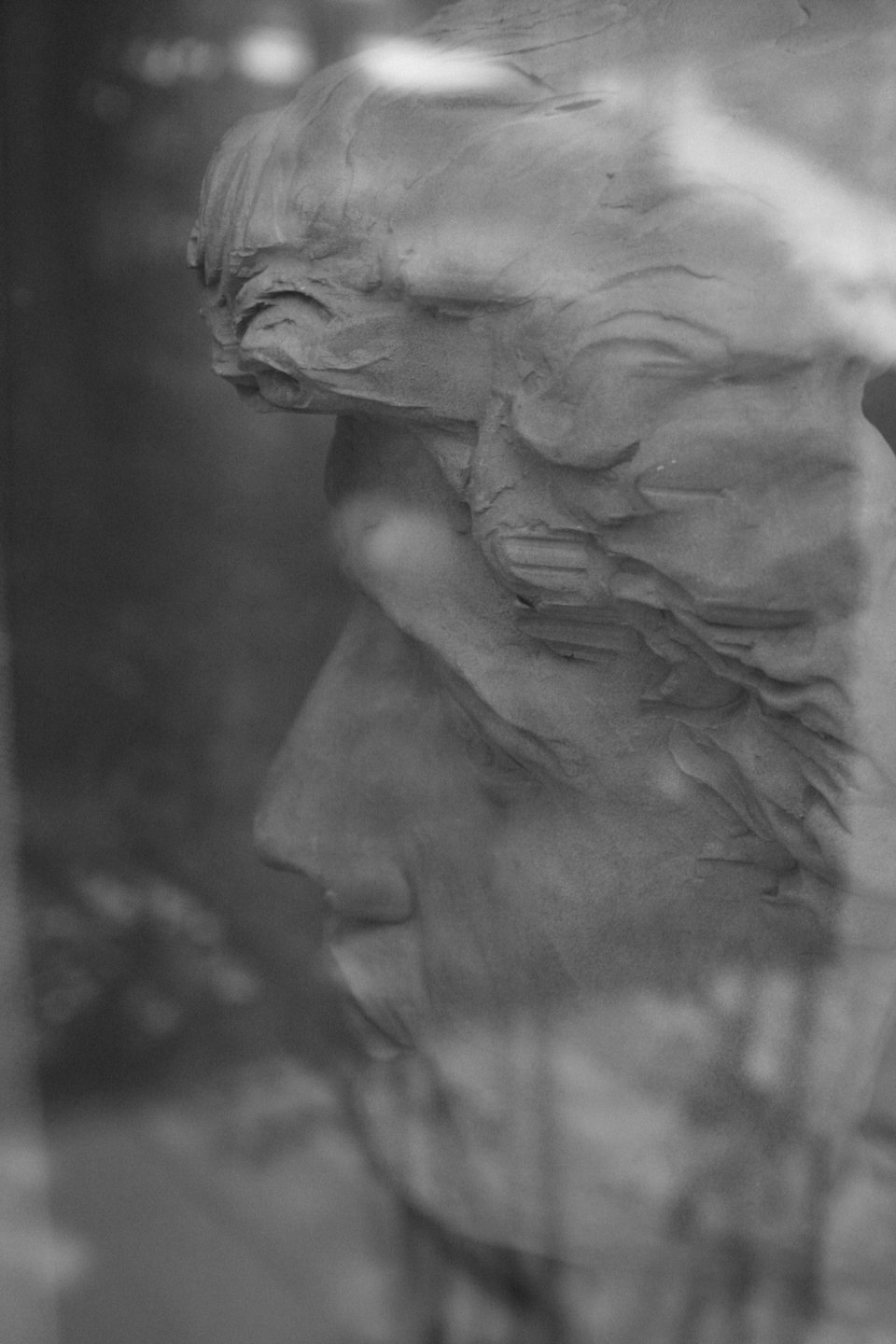 Strukturierte Skulptur eines Gesichts mit markanten Zügen.