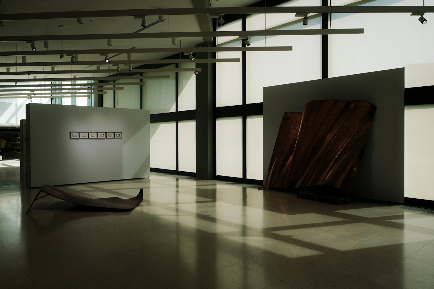 Moderne Skulpturen und gerahmte Kunstwerke in einer modernen Galerie.