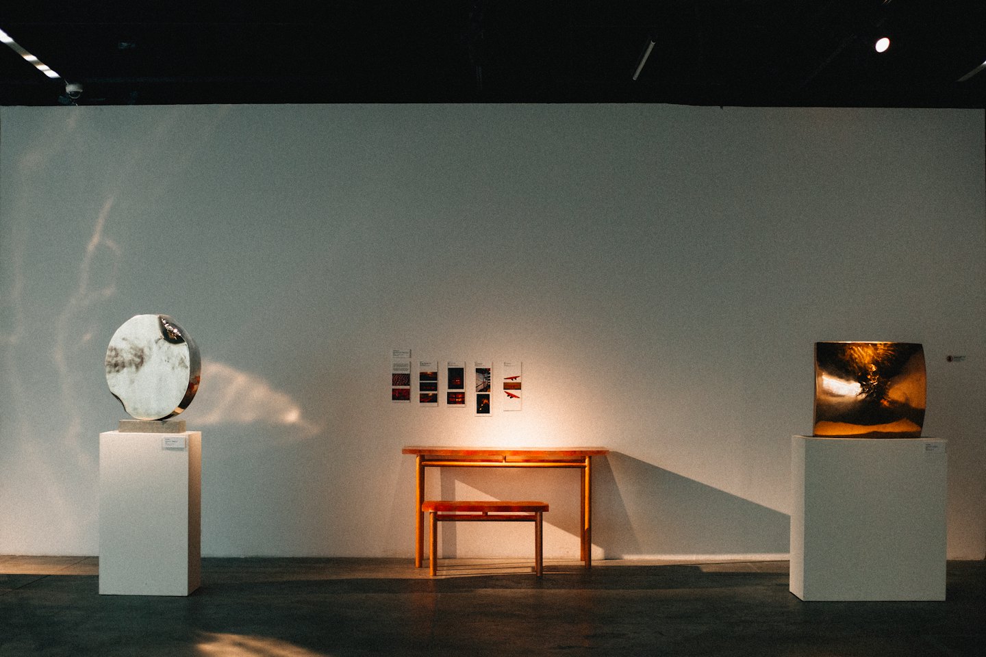 Zwei abstrakte Skulpturen in einer minimalistischen Kunstgalerie.