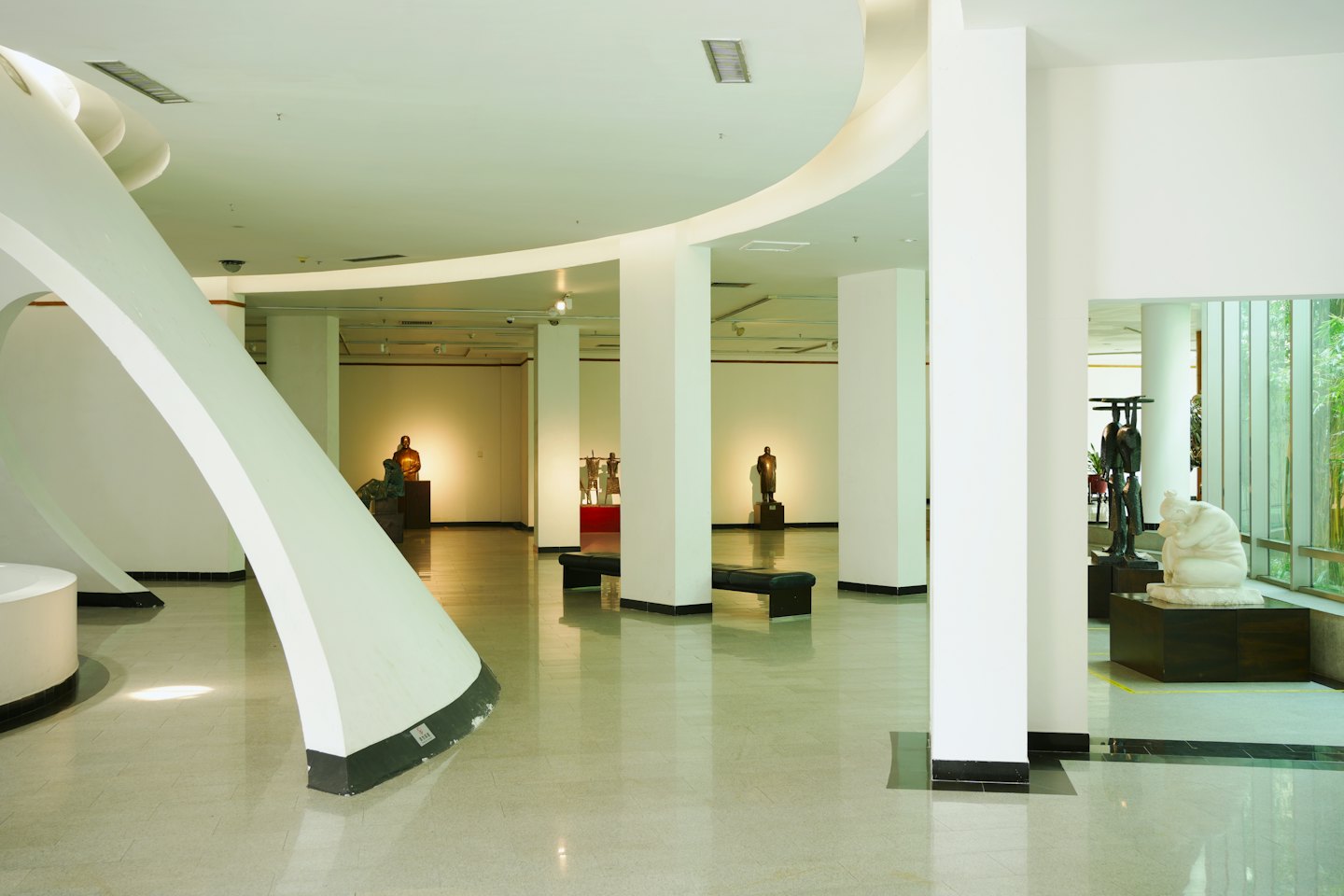 Moderne Kunstgalerie mit ausgestellten Skulpturen.